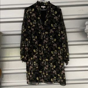 Dress with ruffled collar, v neck